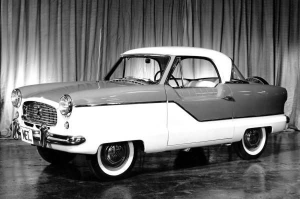 Nash заслужава награда за иновация, защото неговият Metropolitan показва, че шофьорите не трябва да пътуват с шлеп вместо кола. Той е много по-малък от средната американска, произведена през 50-те години на миналия век. Но много по-лесен за използване от предишните опити за смаляване, направени от компании като Crosley. 

Проектиран в Кеноша, Уисконсин, компанията осъзнава, че преоборудването на завода няма да има икономически смисъл. Така че е възлага автомобила на външни изпълнители в Англия. Колата се радва на малко, но лоялни последователи и е нещо като предвестник на компактната тенденция, която се развихря по-късно през десетилетието.
